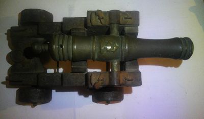 un pistolet jouet posé sur une table