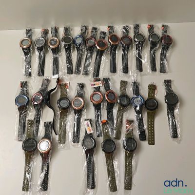 de nombreuses montres exposées au mur