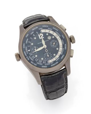 un gros plan d'une montre sur une surface blanche avec un fond blanc