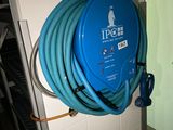 un tuyau bleu fixé au mur d'une salle de bains