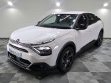 la voiture blanche est garée dans la pièce au sol en damier