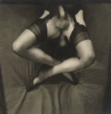 une photo en noir et blanc d'une femme allongée sur un lit
