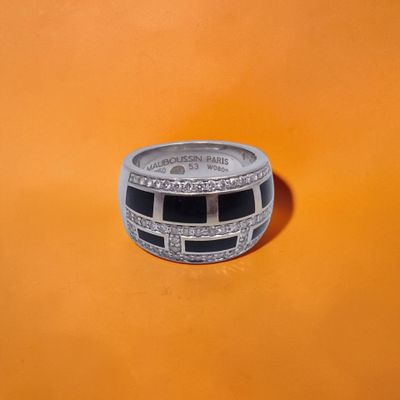 une image représentant une bague en argent sertie de pierres noires et blanches