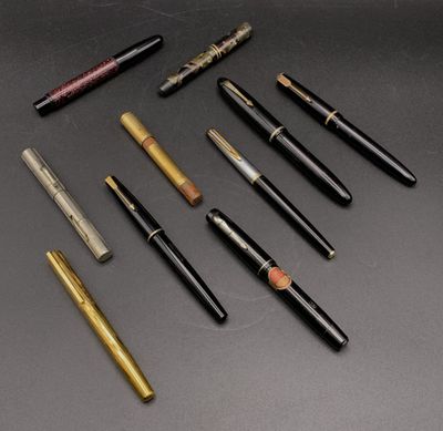 un grand nombre de stylos posés sur une table