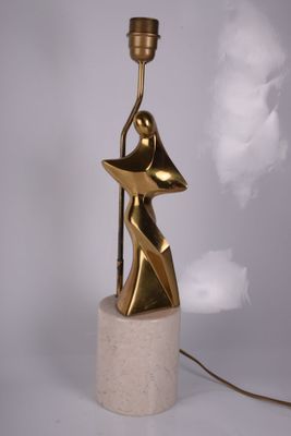 une lampe posée sur une table