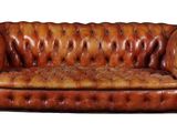 Canapé Chesterfield en cuir marron, photographié seul sur fond blanc avec une zone de détourage pour le texte