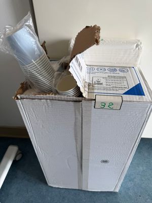 une boîte en carton contenant un certain nombre d'objets