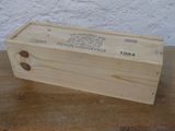une boîte en bois avec une étiquette sur une table