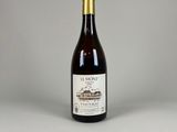 une bouteille de vin posée sur une table blanche