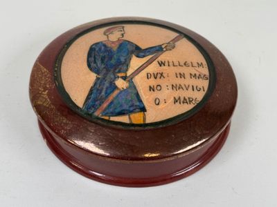 Bonbonnière circulaire en céramique polychrome à décor d'une…