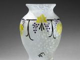 un vase en verre orné d'un motif posé sur une table
