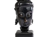 une photo d'une sculpture représentant une tête de femme posée sur un socle noir