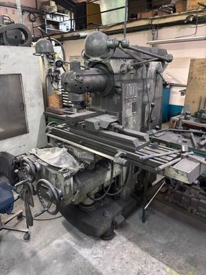 une grande machine installée dans une pièce
