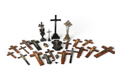 crosses are arranged in a circle on a white surface