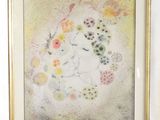 tableau représentant un chat entouré de fleurs et de papillons, dans un cadre doré