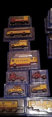 de nombreux modèles différents de petits bus en plastique dans des boîtes en plastique