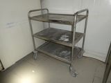 un chariot métallique posé dans le coin d'une pièce