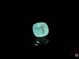 gros plan d'un diamant vert sur une surface noire