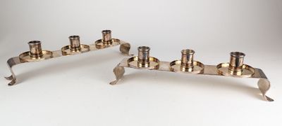 paire de chandeliers anciens en laiton sur fond blanc