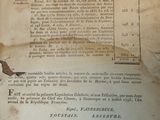 un vieux livre qui a été laissé ouvert sur la table