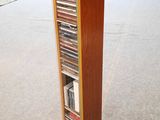 une grande vitrine en bois contenant de nombreux DVD