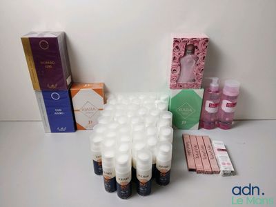 un lot de flacons de lotion posés sur une table