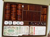 une boîte contenant beaucoup de dés et de cartes