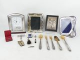 beaucoup d'argenterie et une horloge sur la table