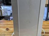 un purificateur d'air blanc posé sur une table en bois