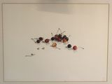 une photo d'une photo représentant un panier de cerises posé sur une table