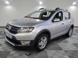 une photo d'une Dacia argentée garée dans un garage