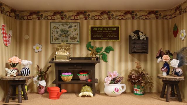 Diorama. Composition miniature, dans une vitrine en bois, vitre e...