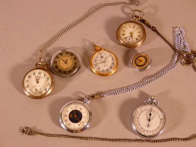 de nombreux types de montres de poche sur la table