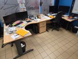 une photo d'un espace de travail en open space avec des bureaux et des ordinateurs