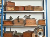 de nombreux types de boîtes en bois sur une étagère
