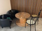 deux chaises et une table dans le coin d'une pièce