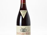 une bouteille de vin posée sur une table