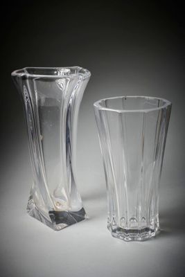 deux vases posés l'un à côté de l'autre sur une table