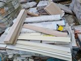 un tas de bois posé sur un tas d'ordures