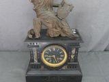 une statue de femme assise au sommet d'une horloge