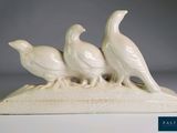 trois oiseaux perchés sur une table