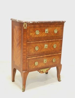 une petite commode avec un plateau en marbre