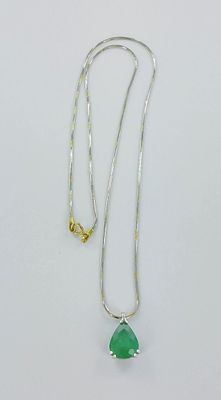 collier en argent sterling avec un pendentif en pierre verte