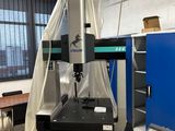 une image représentant une machine posée sur une table dans une pièce