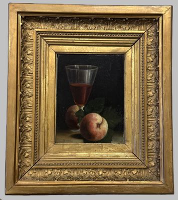 une peinture à l'huile représentant un verre de vin et deux pêches posés sur une table