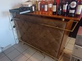 un bar sur lequel sont posées de nombreuses bouteilles de vin