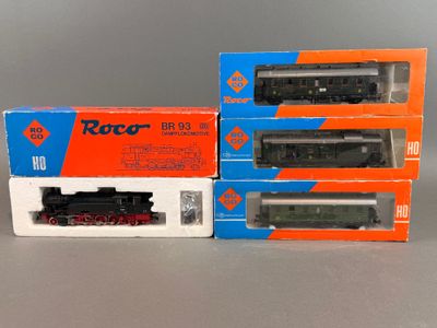 trois wagons en carton empilés les uns sur les autres sur une table