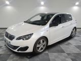la voiture blanche est garée dans le garage sur un sol en damier