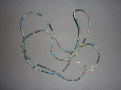 une photo d'un collier composé de perles de verre