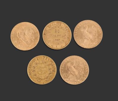 quatre types différents de pièces d'or sur fond noir